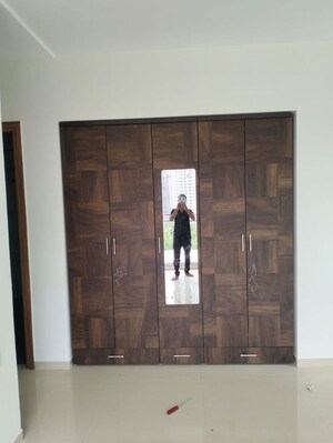 Room in 3 BHK Apartment at Kalpataru Parkcity Sunrise, Kolshet Road – for Rent