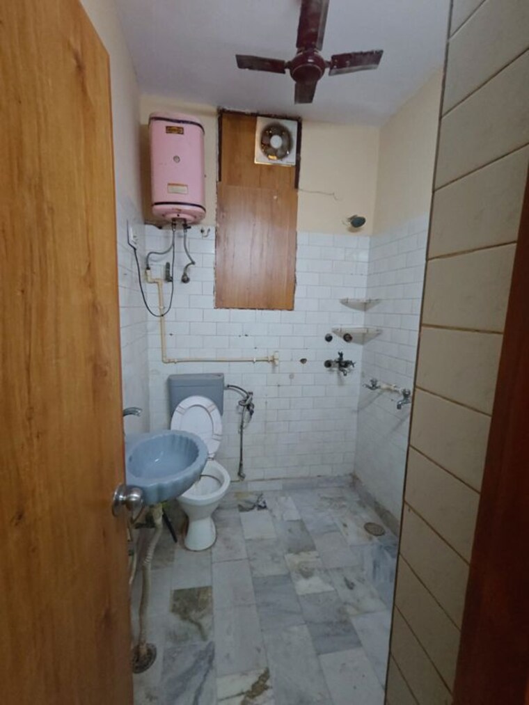Bathroom, rajouri garden 3 Bedroom 160 Sq.Yd. Builder Floor In Rajouri Garden Delhi 10335974