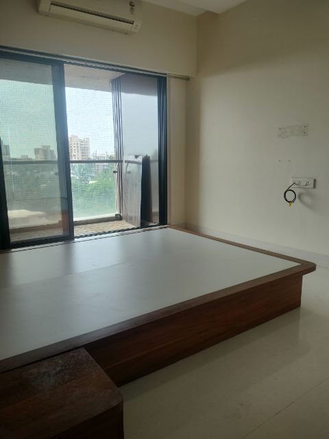 3 BHK 2000 Sq.Ft. Apartment in Rustomjee Elita