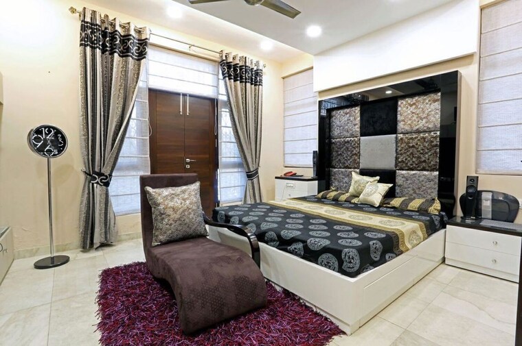 Living Room, sector 30 6+ Bedroom 300 Sq.Mt. Independent House In Sector 30 Noida 10336211
