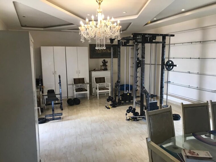 Gym, sector 30 6+ Bedroom 300 Sq.Mt. Independent House In Sector 30 Noida 10336211