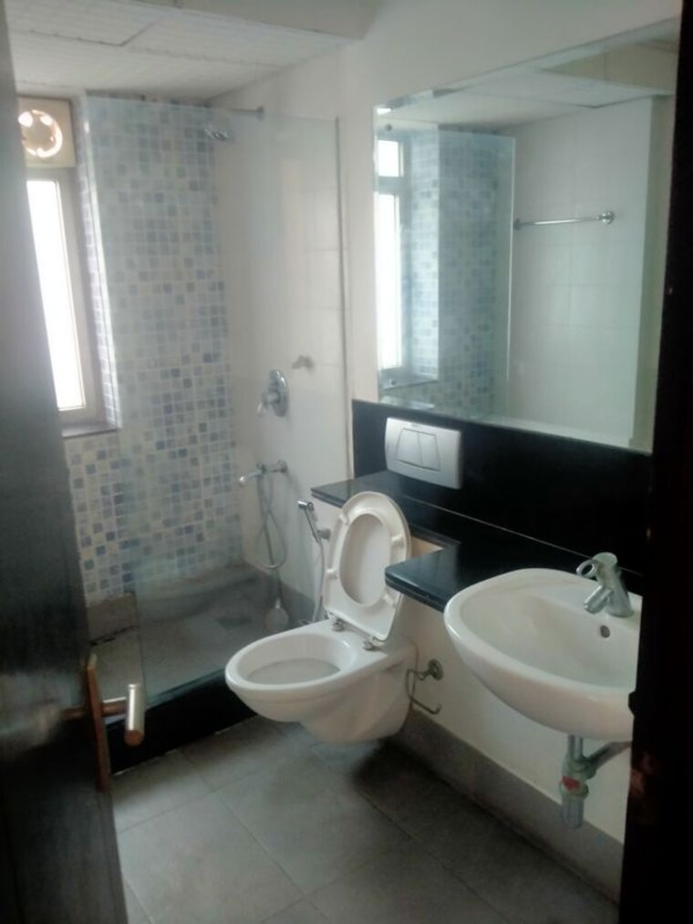 Bathroom, dlf-silver-oaks 3 Bedroom 1945 Sq.Ft. Apartment In Sector 26 Gurgaon 10336282
