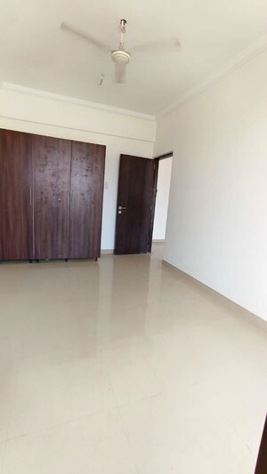 Room in 3 BHK Apartment at Satellite Tower, Goregaon East – for Rent