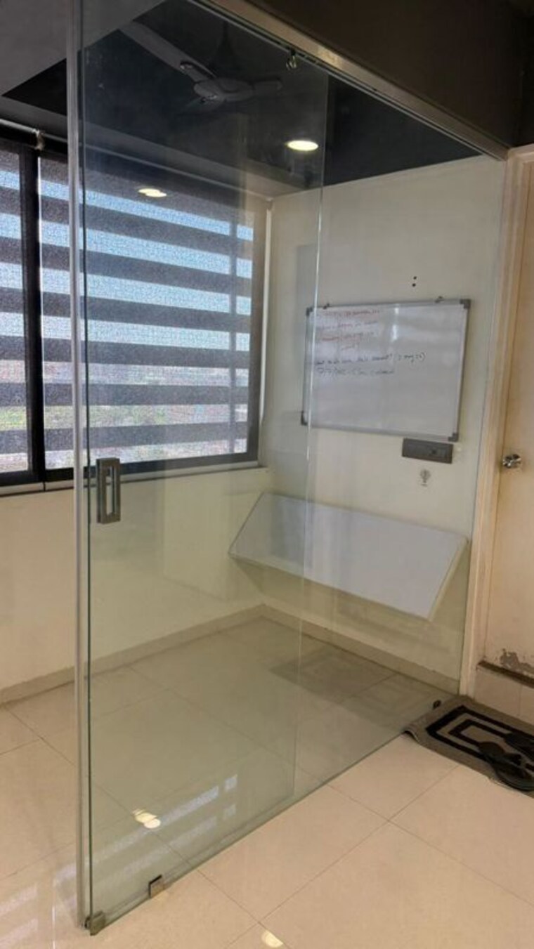 Room, science city Commercial Office Space 1000 Sq.Ft. In Science City Ahmedabad 10336628