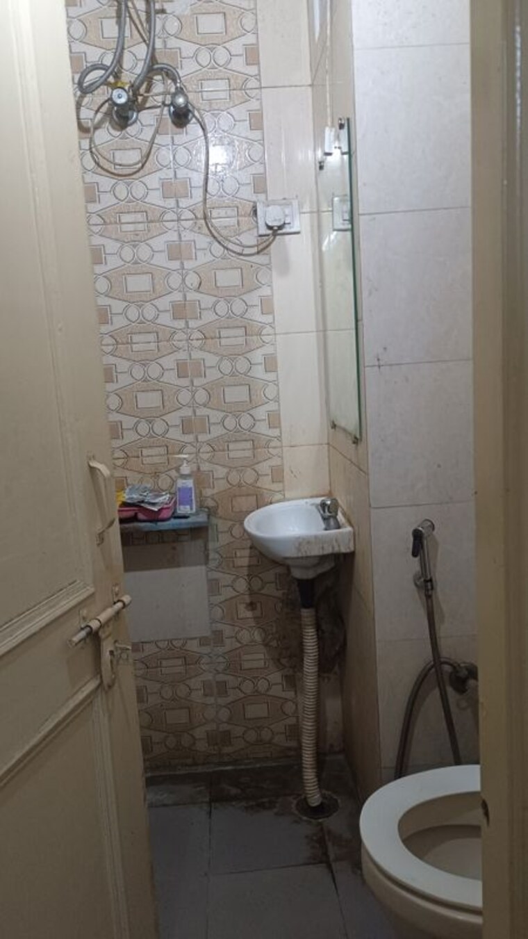 Bathroom, old rajinder nagar 3 Bedroom 650 Sq.Ft. Builder Floor In Old Rajinder Nagar Delhi 10336704