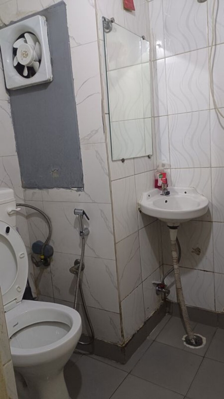 Bathroom, old rajinder nagar 3 Bedroom 650 Sq.Ft. Builder Floor In Old Rajinder Nagar Delhi 10336704