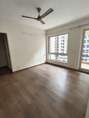 Room in 4 BHK Apartment at Jaypee Greens Kosmos, Sector 134 – for Rent