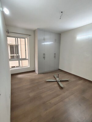 Room in 4 BHK Apartment at Jaypee Greens Kosmos, Sector 134 – for Rent