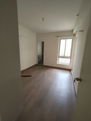 Room in 4 BHK Apartment at Jaypee Greens Kosmos, Sector 134 – for Rent