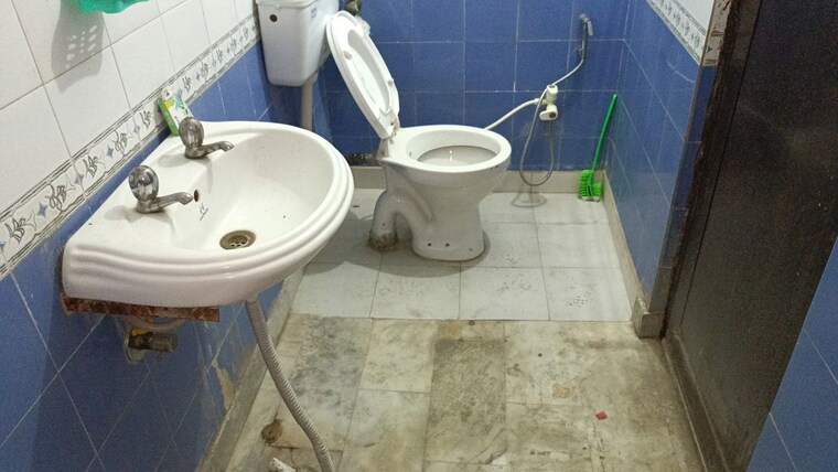 Bathroom, vaishali sector 5 2 Bedroom 860 Sq.Ft. Builder Floor In Vaishali Sector 5 Ghaziabad 10336714