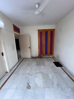 Building Lobby in 2.5 BHK Builder Floor at Ansal Sushant Lok I, Sector 43 – for Rent