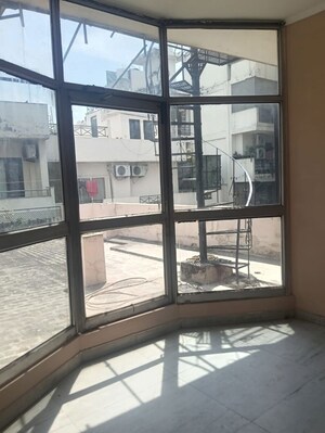 Room in 1 BHK Builder Floor at DLF Royale Residences, Dlf Phase I – for Rent