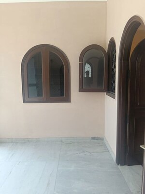 Building Lobby in 1 BHK Builder Floor at DLF Royale Residences, Dlf Phase I – for Rent