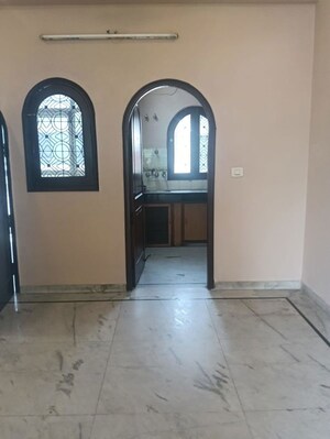 Room in 1 BHK Builder Floor at DLF Royale Residences, Dlf Phase I – for Rent