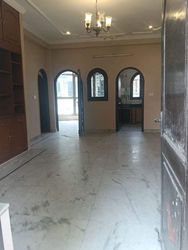 1 BHK + Study Room 300 Sq.Yd. Builder Floor in DLF Royale Residences