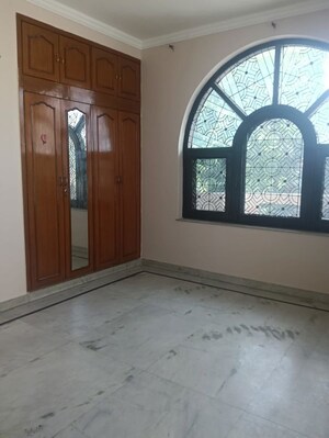 Room in 1 BHK Builder Floor at DLF Royale Residences, Dlf Phase I – for Rent