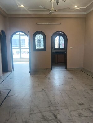 Room in 1 BHK Builder Floor at DLF Royale Residences, Dlf Phase I – for Rent