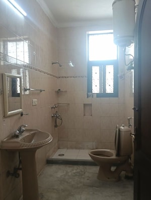 Bathroom in 1 BHK Builder Floor at DLF Royale Residences, Dlf Phase I – for Rent