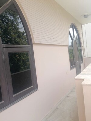 Balcony in 1 BHK Builder Floor at DLF Royale Residences, Dlf Phase I – for Rent