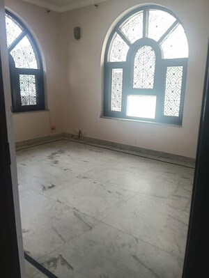 Room in 1 BHK Builder Floor at DLF Royale Residences, Dlf Phase I – for Rent