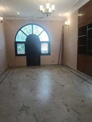 Room in 1 BHK Builder Floor at DLF Royale Residences, Dlf Phase I – for Rent