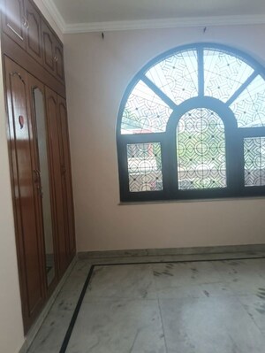 Building Lobby in 1 BHK Builder Floor at DLF Royale Residences, Dlf Phase I – for Rent