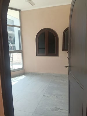 Building Lobby in 1 BHK Builder Floor at DLF Royale Residences, Dlf Phase I – for Rent