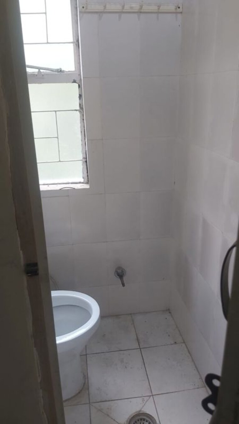Bathroom, mayur vihar 2.5 Bedroom 1050 Sq.Ft. Apartment In Mayur Vihar Delhi 10336831