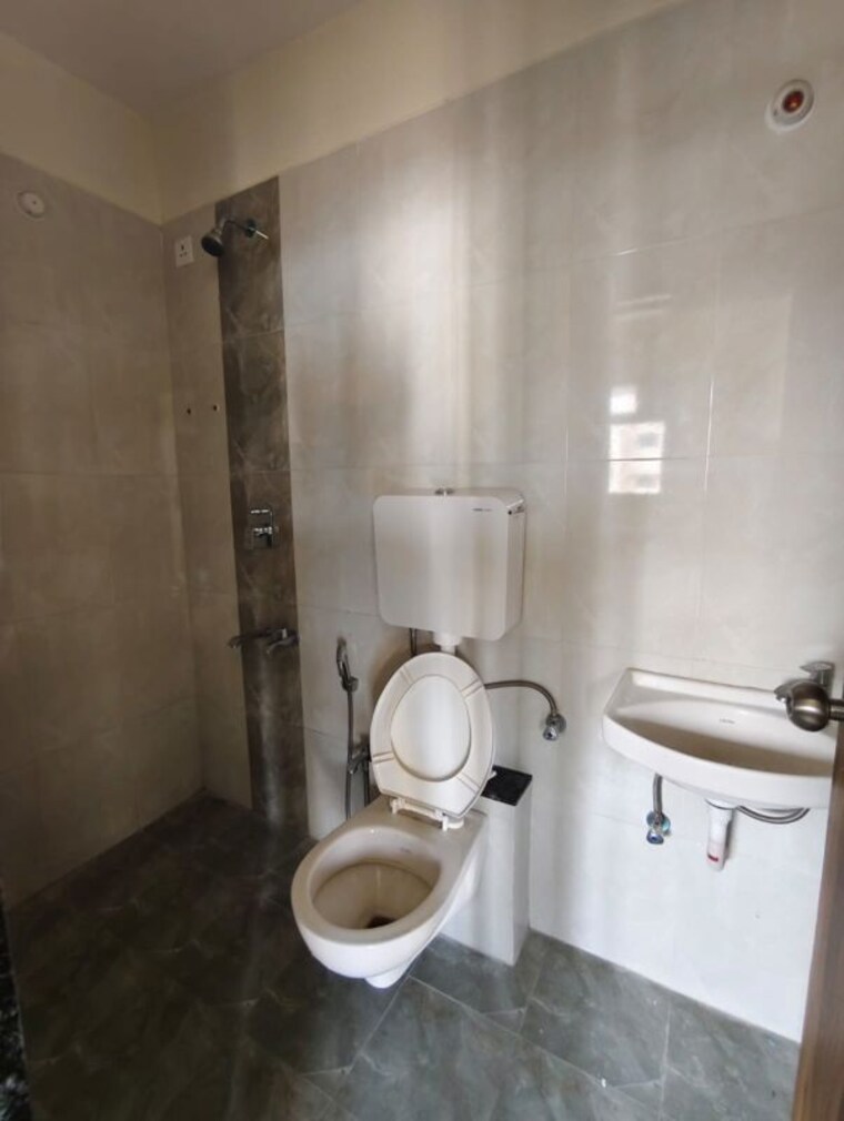 Bathroom, horizon-height 1 Bedroom 430 Sq.Ft. Apartment In Kasarvadavali Thane 10336842