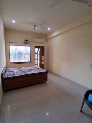 Room in 3 BHK Builder Floor at DLF Garden Villas, Sector 43 – for Rent