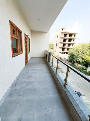 Balcony in 3 BHK Builder Floor at DLF Garden Villas, Sector 43 – for Rent