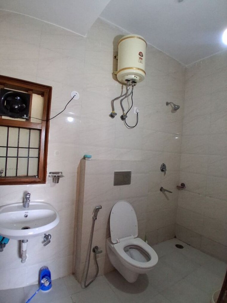 Bathroom, dlf-garden-villas 3 Bedroom 1350 Sq.Ft. Builder Floor In Sector 43 Gurgaon 10336846