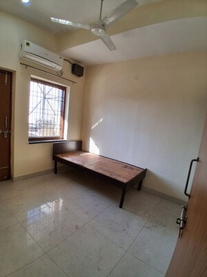 Room in 3 BHK Builder Floor at DLF Garden Villas, Sector 43 – for Rent