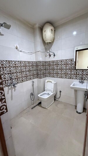 Bathroom in 1 RK Builder Floor at Dlf City Phase 3 – for Rent