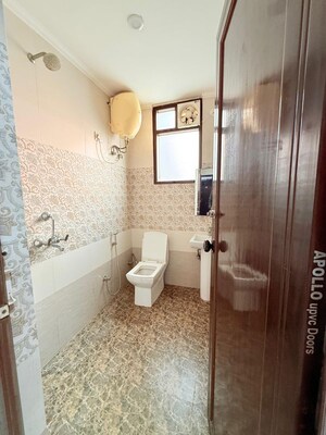 Bathroom in 1 RK Builder Floor at Dlf City Phase 3 – for Rent