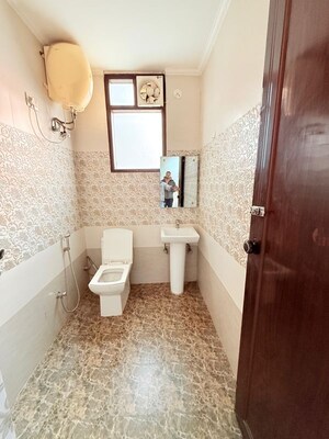 Bathroom in 1 RK Builder Floor at Dlf City Phase 3 – for Rent