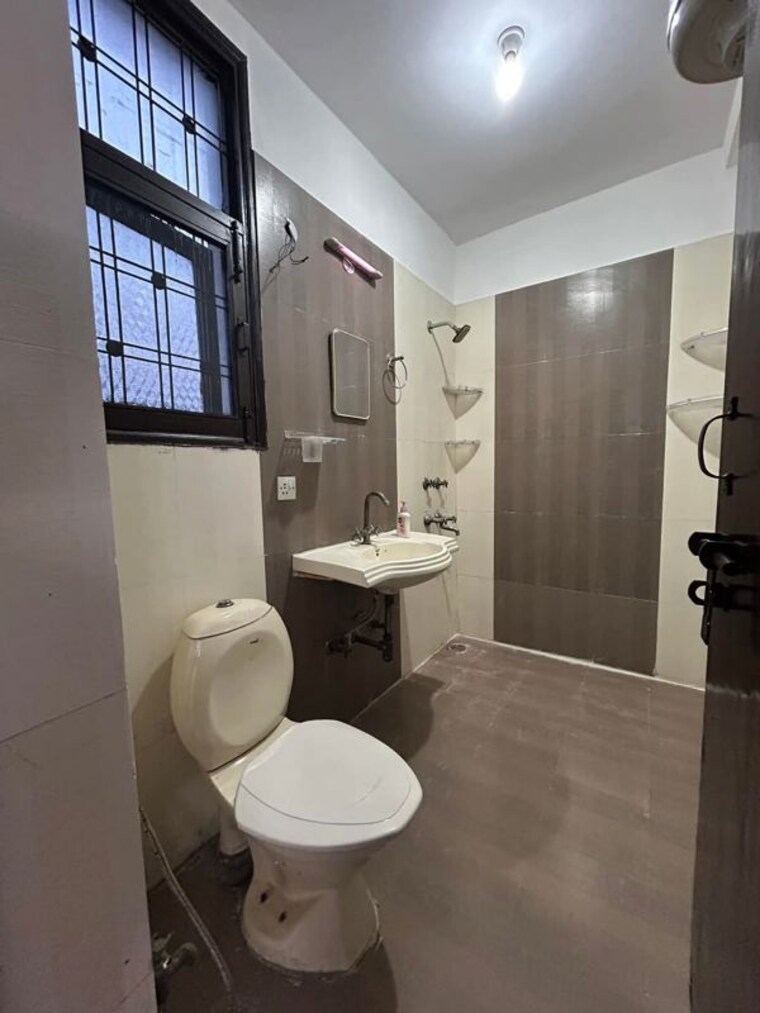 Bathroom, kohat enclave 4 Bedroom 2700 Sq.Ft. Builder Floor In Kohat Enclave Delhi 10336998