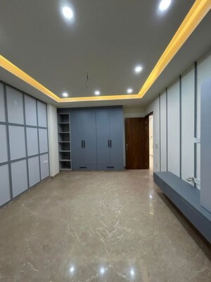 Room in 4 BHK Builder Floor at Kohat Enclave – for Rent