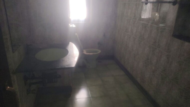 Bathroom, safdarjung enclave 4 Bedroom 500 Sq.Yd. Builder Floor In Safdarjung Enclave Delhi 10337054