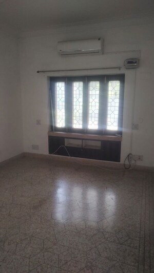 Room in 4 BHK Builder Floor at Safdarjung Enclave – for Rent