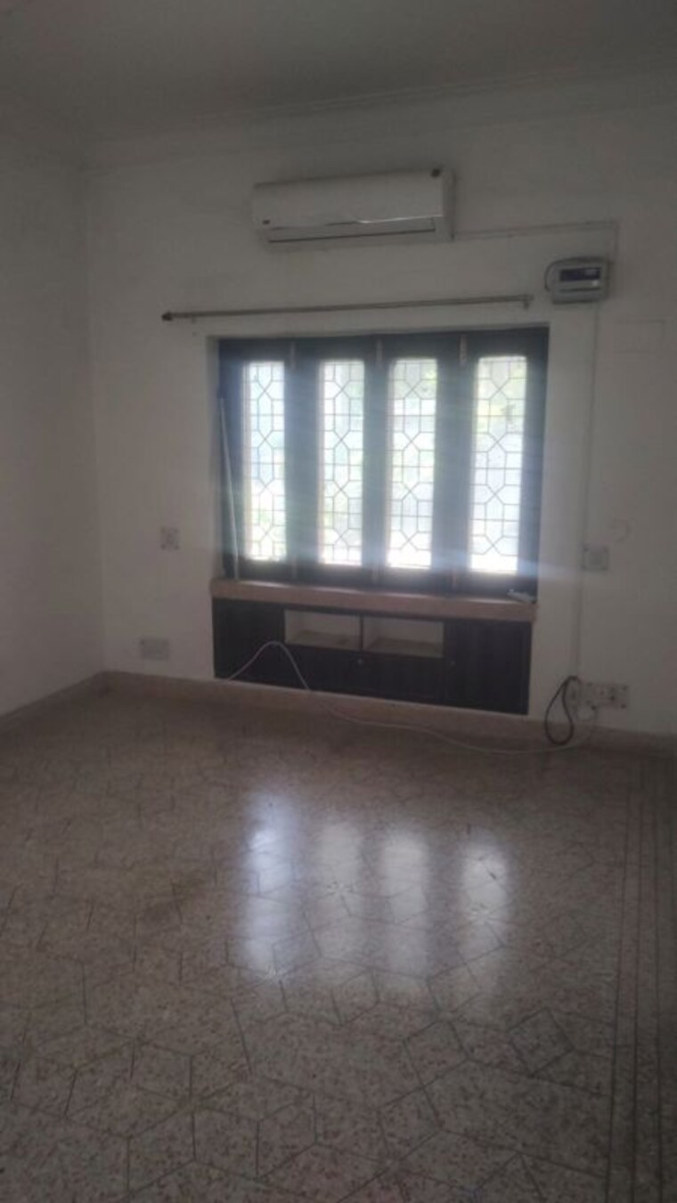 Room, safdarjung enclave 4 Bedroom 500 Sq.Yd. Builder Floor In Safdarjung Enclave Delhi 10337054