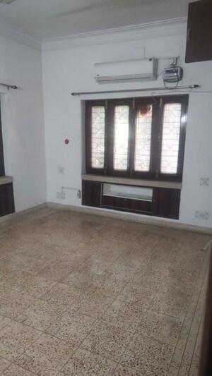 Room in 4 BHK Builder Floor at Safdarjung Enclave – for Rent