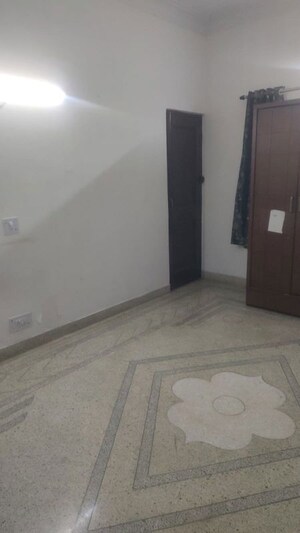 Room in 4 BHK Builder Floor at Safdarjung Enclave – for Rent