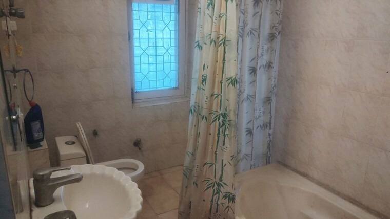 Bathroom, safdarjung enclave 4 Bedroom 500 Sq.Yd. Builder Floor In Safdarjung Enclave Delhi 10337054