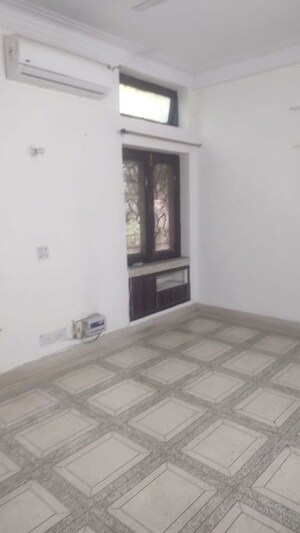 Room in 4 BHK Builder Floor at Safdarjung Enclave – for Rent