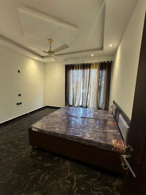 Room in 2 BHK Builder Floor at Aerocity – for Rent