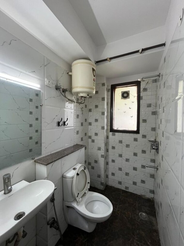 Bathroom, ansal-sushant-apartments 1 RK 450 Sq.Ft. Builder Floor In Sushant Lok I Gurgaon 10337090