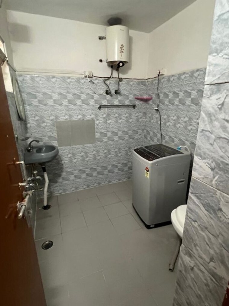 Attached Bathroom, sector 14 2 Bedroom 200 Sq.Yd. Builder Floor In Sector 14 Gurgaon 10337141