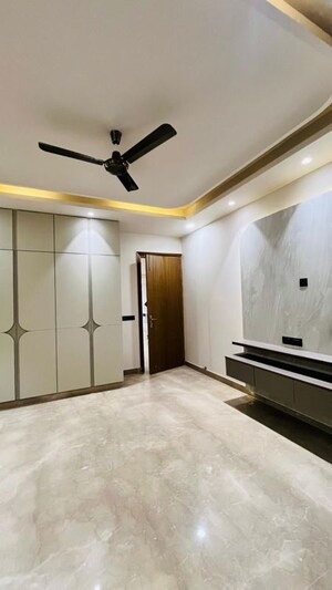 Room in 3 BHK Builder Floor at BPTP Green Oaks, Sector 70a – for Sale