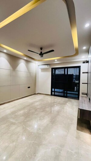 Kitchen in 3 BHK Builder Floor at BPTP Green Oaks, Sector 70a – for Sale